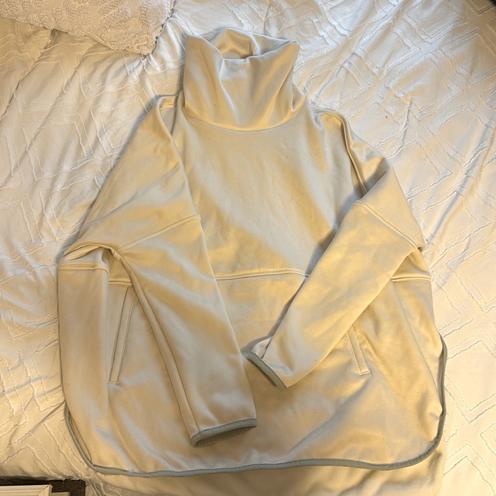 The Northface woman’s pullover turtleneck fleece